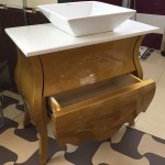 Златна ретро мебел с мраморен плот 